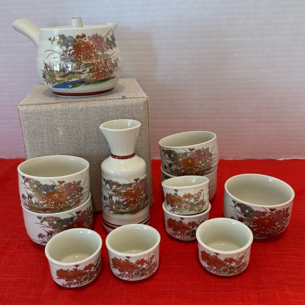 14 Piece Vintage Japanese Tea Set - Pouring
Handle Teapot Set - Metallic Gold
